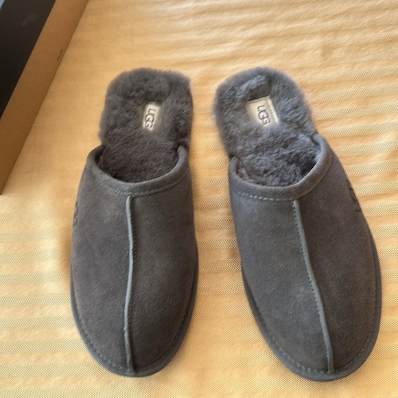 Ugg Men’s Scuff Slippers Grey size 11 New In Box - Picture 2 of 4